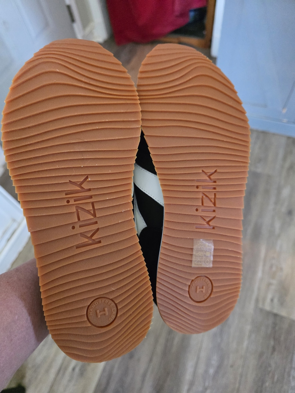 Kizik Woman's Sneakers 9.5 - Picture 4 of 4